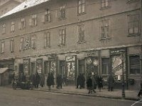 Bolnica Male Braće 1930. godine, pročelje Zakladne bolnice  Sve navedene zaklade sabrane su u jedinstvenu bolnicu čija je gradnja započela 1794.godine, ali je dovršena tek 1800.godine potporom biskupa Maksimilijana Vrhovca. Kako je to bilo doba napoleonskih ratova, zgrada je najprije postala vojna bolnica. Tek se od 1803.godine, na zauzimanje županije, zgrada počela upotrebljavati za liječenje građana. Bolnica je otvorena 23. kolovoza 1804. za 32 bolesnika, a uprava je dana Milosrdnoj braći iz Bratislave. Oni su obavljali dužnosti ljekarnika i kirurga. Bolnica je uskoro došla na dobar glas, pa je 21. siječnja 1811.godine Rudolf Lamprecht u njoj pokušao osnovati privatnu kiruršku školu. Puno službeno ime bolnice bilo je Javna opća bolnica Milosrdne Braće na Jelačićevom trgu, odnosno Bolnica Milosrdne braće. Pravni status bolnice bio je da je privatna bolnica s pravom javnosti, odnosno za plaćanje bolno-opskrbnih troškova jamčila je kraljevska zemaljska vlada. Bolnička se zgrada isprva nalazila na Jelačićevu trgu, ali je 1931. porušena i smještena u drugu zgradu. Drugu bolnicu u Zagrebu, Bolnicu sestara milosrdnica, osnovao je 1841. kardinal Juraj Haulik. Uz nju je sazidao zgradu današnjega samostana u Frankopanskoj ulici. Bolnica je počela s radom 1. siječnja 1846.godine sa 12 kreveta. Bila je povjerena sestrama sv. Vinka Paulskoga, koje su došle iz Tirola. Bolnica je dugo bila u sklopu samostana. Kasnije je za nju sagrađena zgrada u Ilici br. 83, a danas je u velikim zgradama u Vinogradskoj ulici.